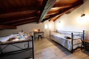 una camera con due letti e soffitti in legno di Ondarbaso Apartamentos Rurales III a Zestoa