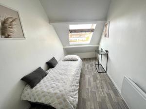 Tempat tidur dalam kamar di Appartement spacieux - Anzin