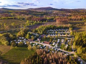 布劳恩拉格Camping Braunlage的山间村庄的空中景观