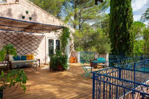eine Terrasse mit einem blauen Zaun und einem Haus in der Unterkunft Belle villa provencale in Aix-en-Provence