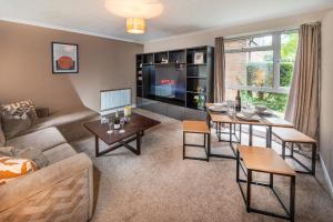 uma sala de estar com um sofá e uma mesa em La Casa Suites Windsor - Two 2-bedroom apartments em Windsor