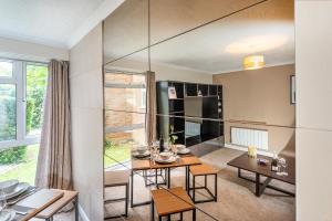 ein Esszimmer mit einem Tisch, Stühlen und einem Fenster in der Unterkunft La Casa Suites Windsor - Two 2-bedroom apartments in Windsor