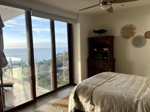 une chambre avec un lit et une grande fenêtre dans l'établissement Oceanview Oasis in La Cruz, à La Cruz de Huanacaxtle 29 autres photos