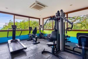 une salle de sport avec tapis de course, machines elliptiques et fenêtres dans l'établissement Oceanview Oasis in La Cruz, à La Cruz de Huanacaxtle