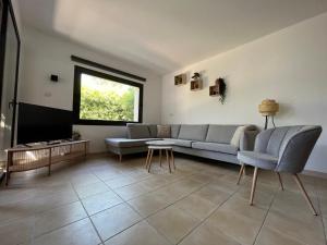 uma sala de estar com um sofá e uma televisão em Corvera Gardens, Corvera Golf and Country Club em Corvera