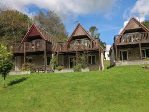 una casa con dos terrazas en un césped verde en Devine Lodge, en Callington