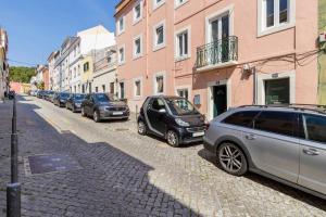 リスボンにあるCozy and modern flat in Lisbonの路地に停車する車列