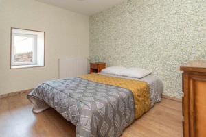 a bedroom with a bed and a window at Le Grand Pressoir - Grande maison avec jardin in Nanton