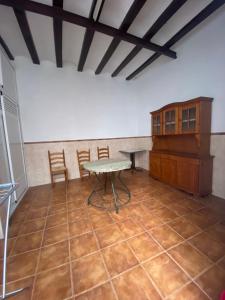 ein Zimmer mit einem Tisch und Stühlen in einem Zimmer in der Unterkunft MAR i MONTAÑA en Cullera Villa Juani in Cullera