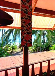 eine Krawatte, die von einer hölzernen Stange neben einem Fenster hängt in der Unterkunft Tortuguero Adventures Beach House in Tortuguero