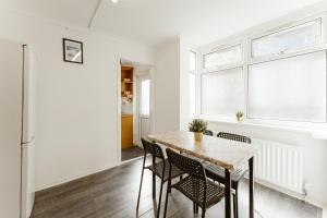 a kitchen and dining room with a table and chairs at Leyton Comfy Double rooms -50 in London