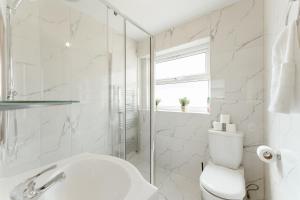 Leyton Comfy Double rooms - 50 في لندن: حمام ابيض مع مرحاض ومغسلة