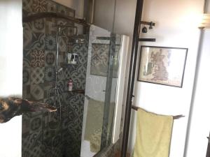 Koupelna v ubytování Grande maison de ville atypique - 4 nuits mini + 34 fotografií