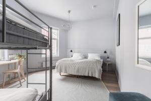 Postel nebo postele na pokoji v ubytování Heimen Hotel