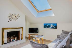 a living room with a couch and a fireplace at Refuge centre ville avec parking in Annecy