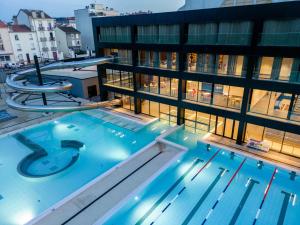 widok na budynek z basenem w obiekcie Villa Thermae Nancy w Nancy