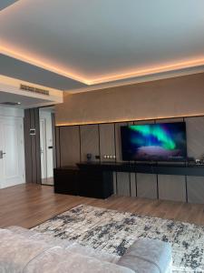 Una televisión o centro de entretenimiento en Albanian Star Hotel