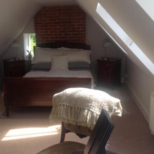 ein Schlafzimmer mit einem Bett im Dachgeschoss in der Unterkunft The Old Smithy in Duneton