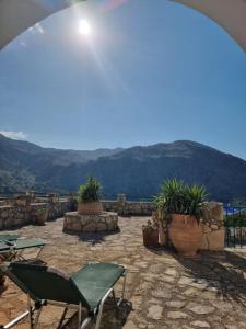 KournásにあるVilla Splendid, Kavallos, Lake Kournas presented by Ourvillasincreteのパティオ(椅子、テーブル、植物付)