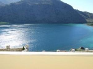 KournásにあるVilla Splendid, Kavallos, Lake Kournas presented by Ourvillasincreteの水と山のある海岸