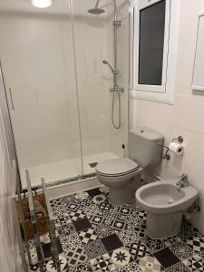 een badkamer met een douche, een toilet en een wastafel bij LETS HOLIDAYS Attractive apartment in costa brava in Tossa de Mar