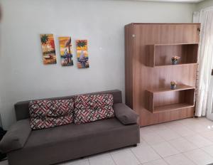 Ruang duduk di Apartamento na UBATUBA há 1 quadra do mar