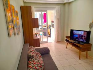 Televisyen dan/atau pusat hiburan di Apartamento na UBATUBA há 1 quadra do mar