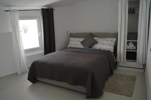 Un dormitorio con una cama grande y una ventana en Central Apartment Adria, en Rovinj