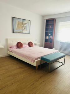 1 dormitorio con 1 cama grande y 1 taburete azul en CASA BOUTIQUE LOS MONEGROS 