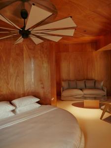 1 dormitorio con ventilador de techo y 1 cama en Rooms Hotel Batumi, en Batumi