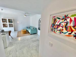 una sala de estar con una pintura en la pared en Quiet pool and relax, en La Herradura