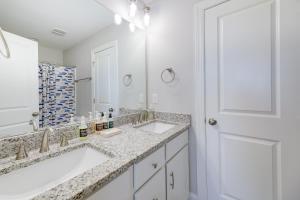Un baño con dos lavabos y un espejo. en North Topsail Getaway with Panoramic Sound Views!, en North Topsail Beach 24 fotos más