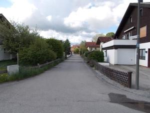 una calle vacía en una pequeña ciudad con casas en 140qm in 83052 between Munich+Rosenheim, en Bruckmühl