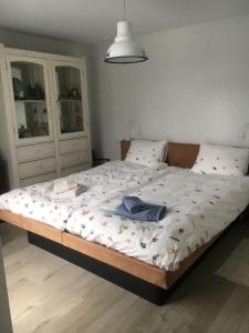 Un dormitorio con una cama con una manta. en White Sand Beach, en Bergen aan Zee