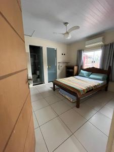 um quarto com uma cama e uma janela em Casa Férias Paraty - yeshua em Paraty