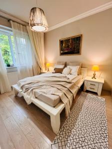 1 dormitorio con 1 cama grande y 1 sofá en MVS Apartment, en Giroc