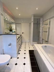 Ένα μπάνιο στο Dachwohnung mit Wasserblick und eigenem Bootssteg +51 φωτογραφίες