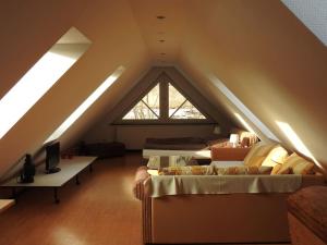 Ένα ή περισσότερα κρεβάτια σε δωμάτιο στο Dachwohnung mit Wasserblick und eigenem Bootssteg