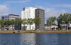 een skyline van de stad met gebouwen en water bij Odalys City Le Havre Centre Les Docks in Le Havre