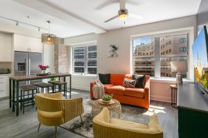 een woonkamer met een bank en een tafel bij NOLA Charm - Luxury 4-Bed Retreat Steps from French Quarter in New Orleans