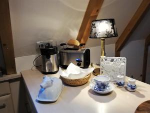 a table with a coffee maker and a lamp on it at Charmantes Ferienhaus mit Garten in Siegsdorf