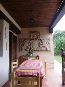 - une salle à manger avec une table et deux chaises dans l'établissement Acogedor chalet de TRES HABITACIONES en el Valle de Cabuérniga, ideal para familias, grupos y mascotas SOMOS PET FRIENDLY, à Lamiña