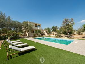 una foto di una villa con piscina di Casa Leila - Your oasis of relax a Sant' Isidoro
