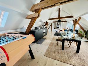 a living room with a pool table and a kitchen at Le passage des cinq - 5 min du tram 15 min Strasbourg centre in Eckbolsheim