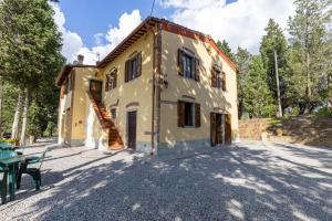 an exterior view of a house with a table at Martignana in Empoli