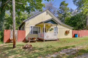 ein kleines gelbes Haus mit einem roten Zaun in der Unterkunft Corning Vacation Rental with Private Fire Pit! 