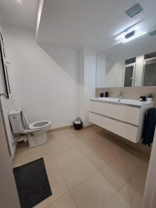 y baño con aseo, lavabo y espejo. en Habitación Doble en piso compartido, en Premiá de Mar