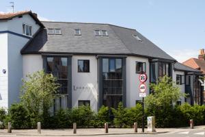 um edifício branco e preto sem sinal de estacionamento em London Mews, modern apartment - sleeps 4 em York