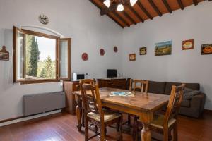 une salle à manger avec une table et des chaises en bois dans l'établissement Martignana, à Empoli