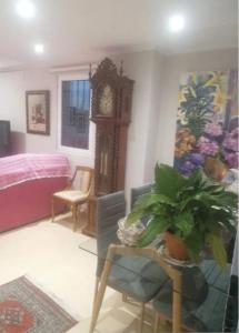 sala de estar con reloj y mesa con planta en Casa Carmen Martínez en Moncófar